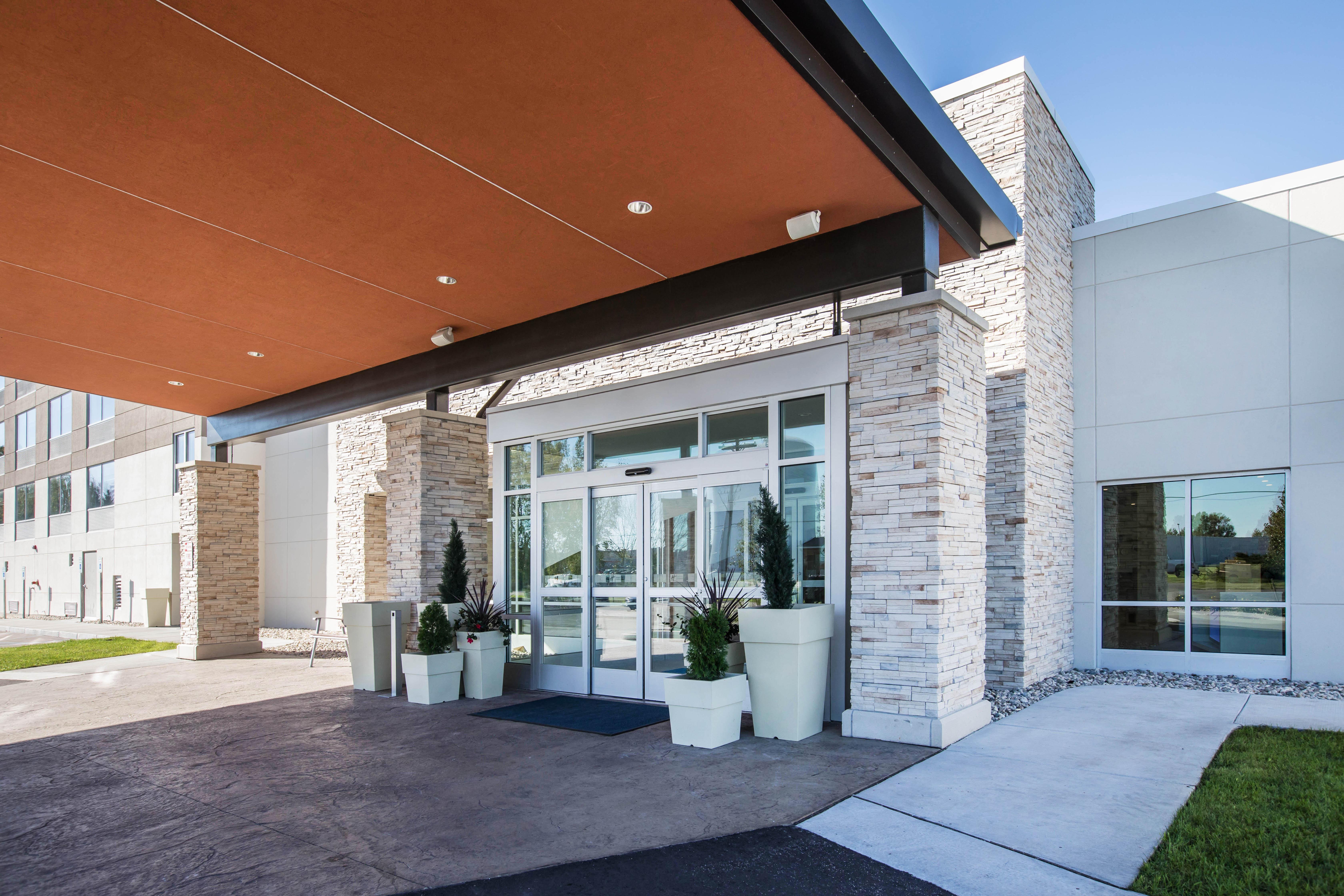 Holiday Inn Express & Suites Ludington By Ihg Exterior foto